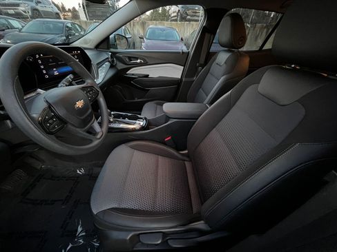 Used 2025 Chevrolet Trax LT image 27