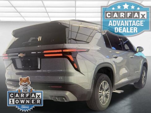 Used 2024 Chevrolet Traverse LT FWD image 2