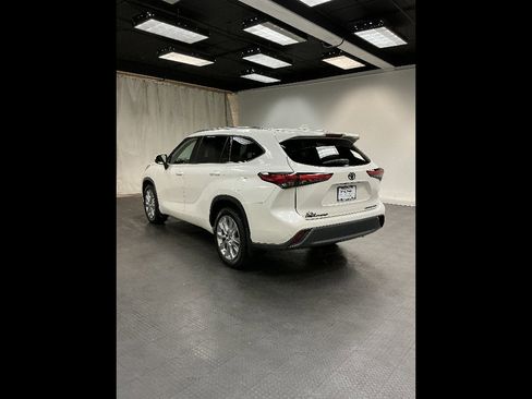 Used 2021 Toyota Highlander Limited image 3