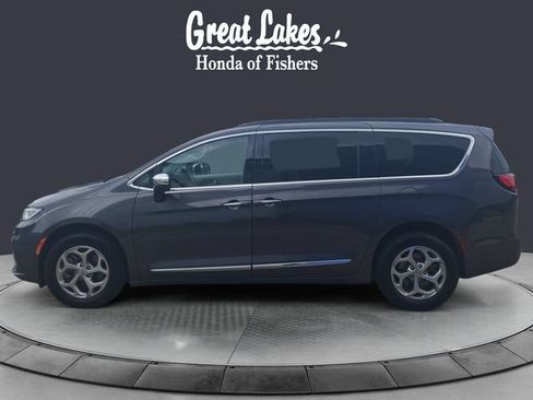 Used 2023 Chrysler Pacifica Limited AWD/4WD image 2