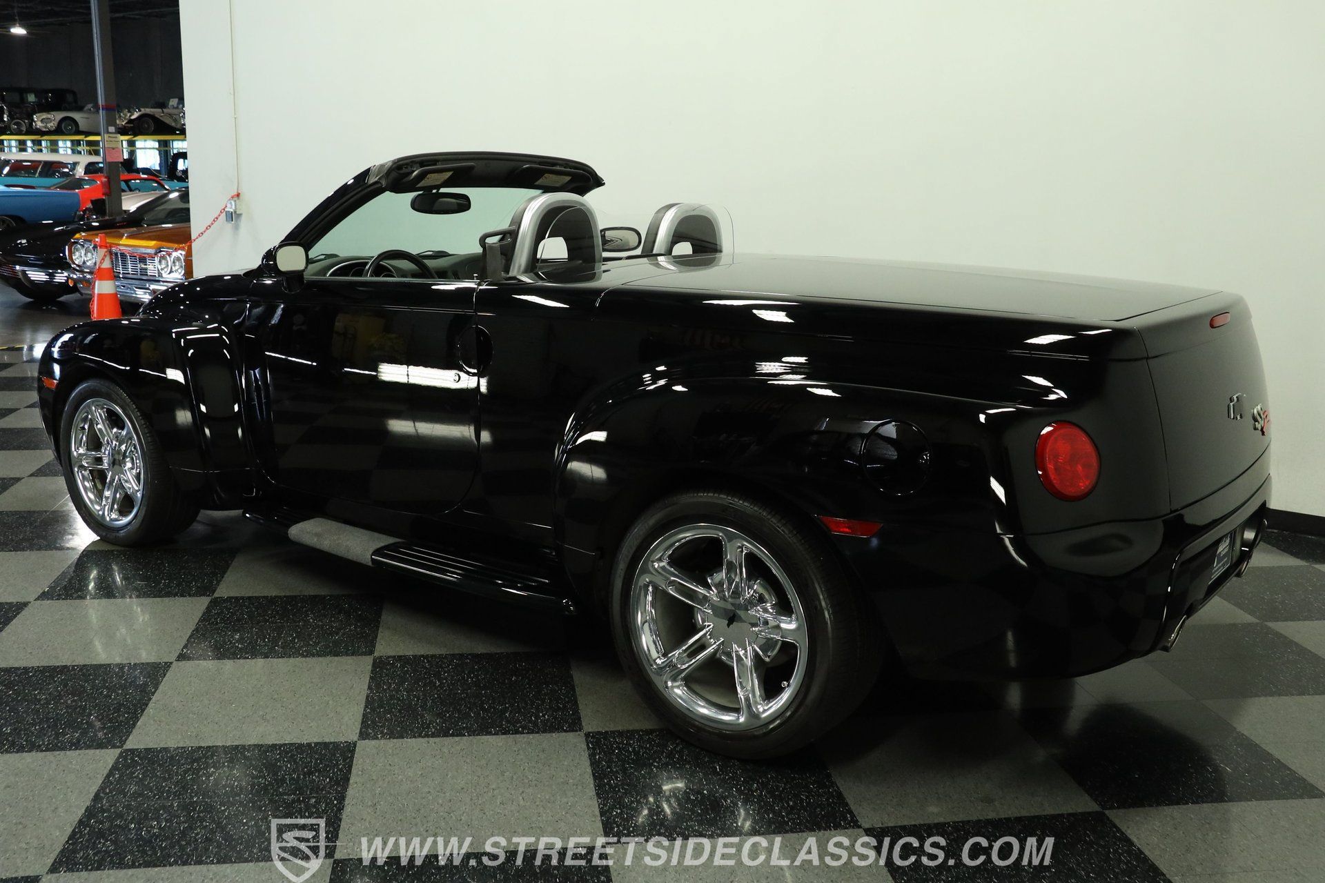 Used 2004 Chevrolet SSR w/ Preferred Equipment Group RWD image 7