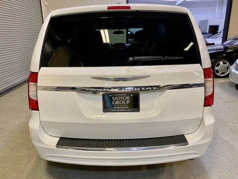 Used 2016 Chrysler Town & Country Touring FWD image 7