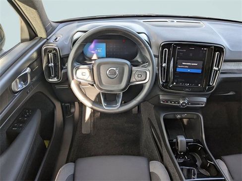 Used 2023 Volvo XC40 Recharge Ultimate image 3