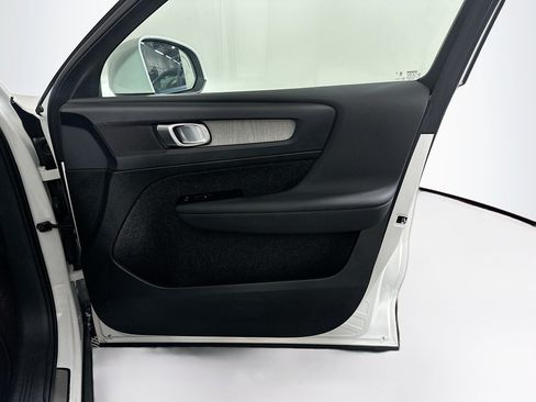 Used 2025 Volvo XC40 B5 Plus AWD/4WD image 33