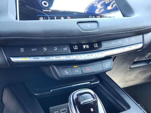 Used 2023 Cadillac XT4 Luxury w/ Cold Weather Package AWD/4WD image 21