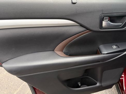 Used 2017 Toyota Highlander XLE image 35