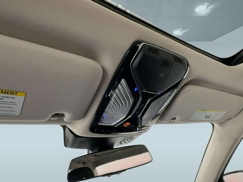 Used 2022 BMW 740i 740i w/ Premium Package image 17