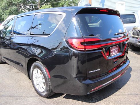 Used 2026 Chrysler Pacifica Select FWD image 3