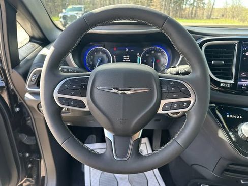 Used 2025 Chrysler Pacifica Select FWD image 13