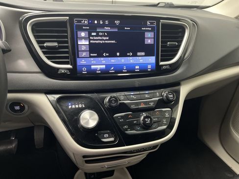 Used 2024 Chrysler Pacifica Touring-L image 17