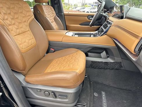 Used 2025 Nissan Armada Platinum Reserve w/ Convenience Package RWD image 11