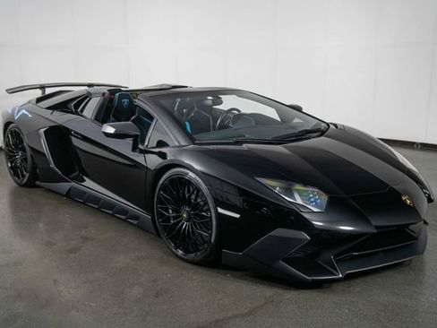 Used 2017 Lamborghini Aventador LP 750-4 Superveloce AWD/4WD image 2