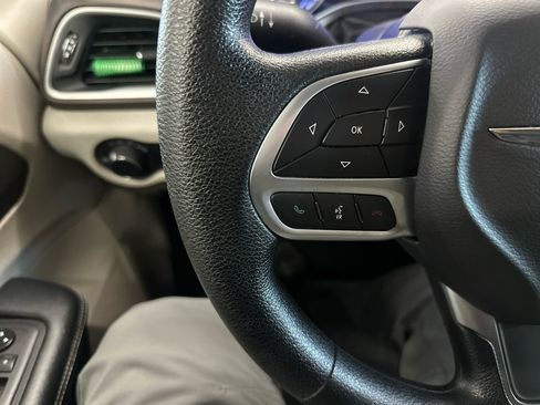 Used 2021 Chrysler Voyager Lxi image 22