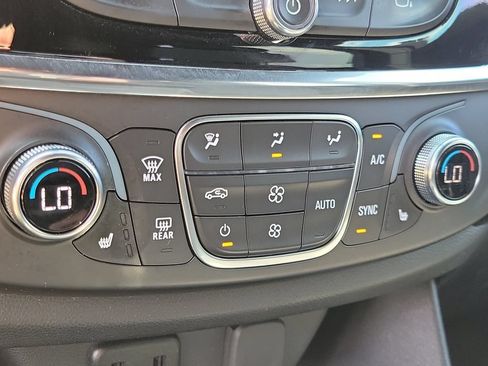 Used 2023 Chevrolet Traverse LT AWD/4WD image 31
