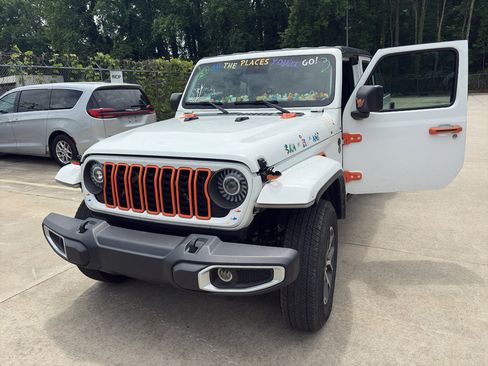 Used 2024 Jeep Gladiator Sport AWD/4WD image 2