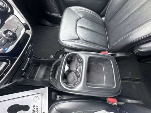 Used 2025 Chrysler Pacifica Select FWD image 25