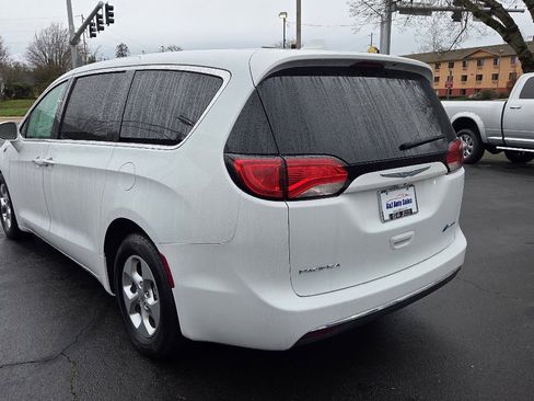 Used 2017 Chrysler Pacifica Touring Plus image 11