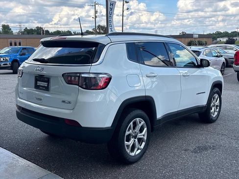 Used 2025 Jeep Compass Latitude w/ Sun & Sound Group AWD/4WD image 27