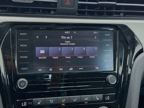 Used 2022 Volkswagen Passat 2.0T SE image 11