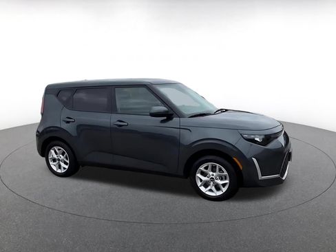 Used 2025 Kia Soul LX w/ LX Technology Package FWD image 2
