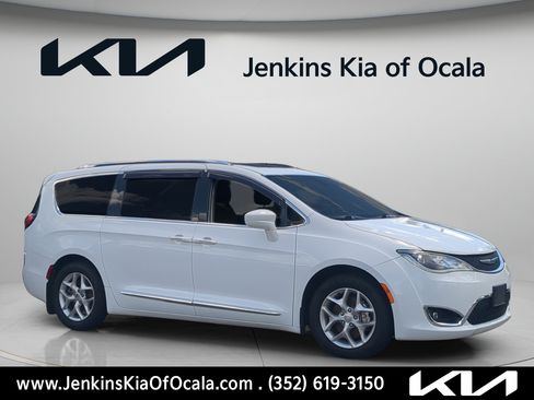 Used 2018 Chrysler Pacifica Touring-L Plus FWD image 1