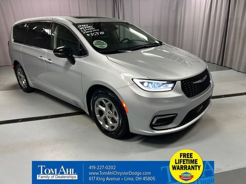 Used 2024 Chrysler Pacifica Limited FWD image 1