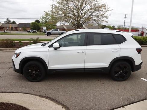 Used 2025 Volkswagen Taos SE w/ Black Wheel Package FWD image 7