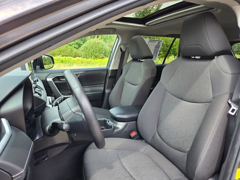 Used 2022 Toyota RAV4 XLE w/ Convenience Package AWD/4WD image 13