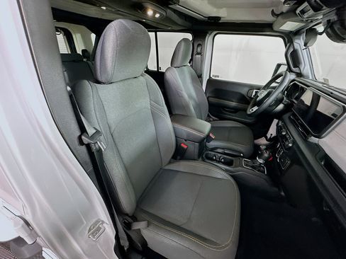 Used 2025 Jeep Wrangler Sahara image 29