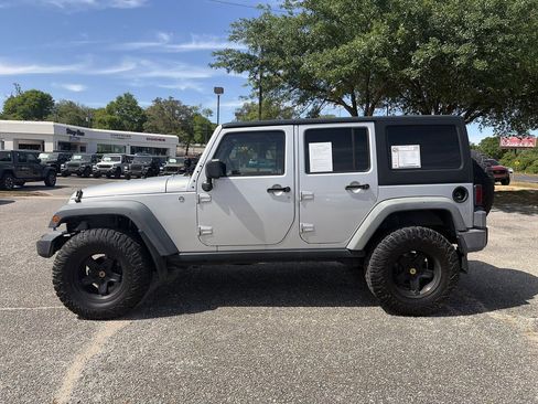 Used 2012 Jeep Wrangler Unlimited Rubicon w/ Connectivity Group AWD/4WD image 3