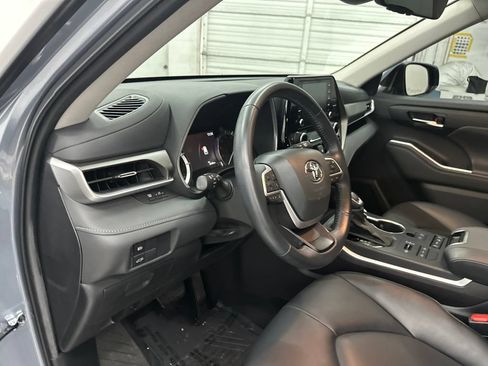 Used 2022 Toyota Highlander XLE AWD/4WD image 14