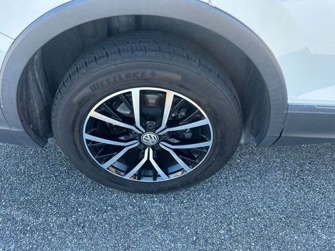 Used 2021 Volkswagen Tiguan SE w/ Panoramic Sunroof Package image 5