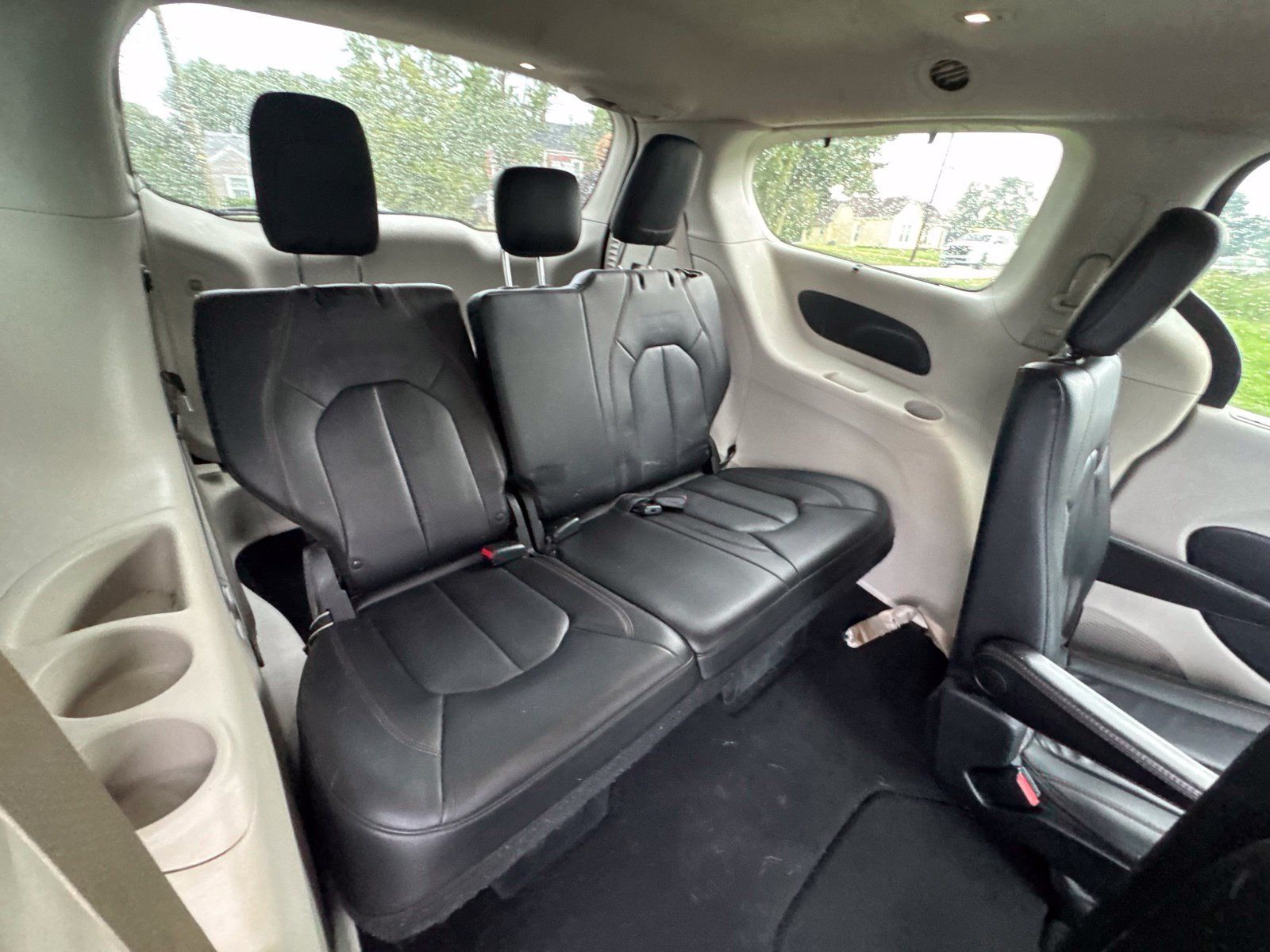 Used 2018 Chrysler Pacifica Touring-L FWD image 28