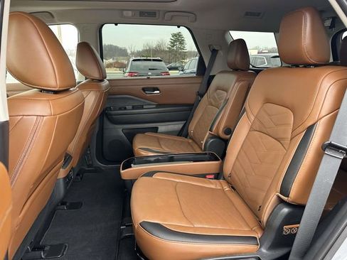 Used 2025 Nissan Pathfinder Platinum image 17