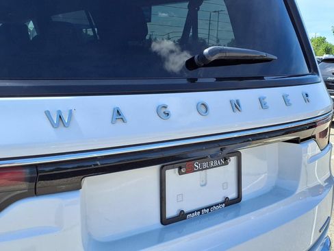 Used 2024 Jeep Wagoneer L Series II w/ Flexible Seating Group RWD image 10