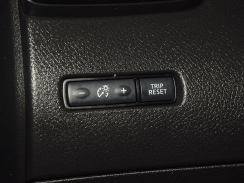 Used 2018 Nissan Rogue SV AWD/4WD image 34