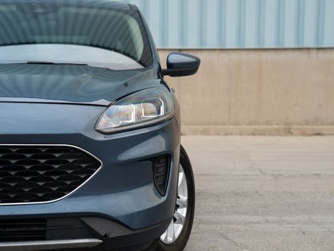 Used 2020 Ford Escape SE image 2