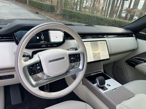 Certified 2025 Land Rover Range Rover SE image 6