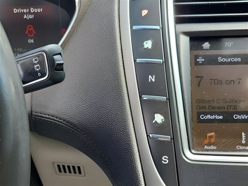 Used 2019 Lincoln Nautilus Select AWD/4WD image 24