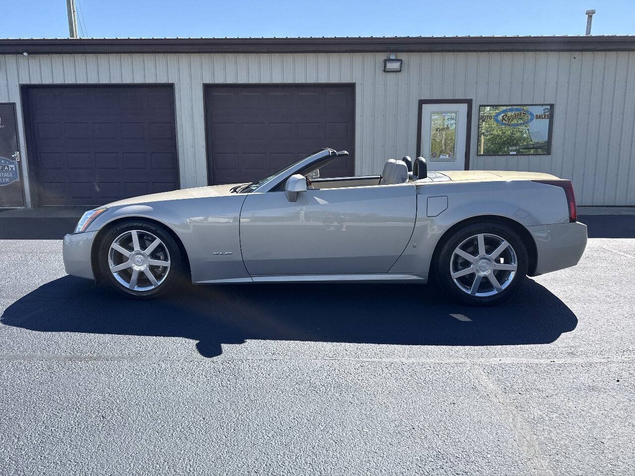 Used 2006 Cadillac XLR RWD image 3