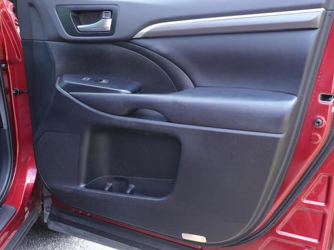 Used 2019 Toyota Highlander SE FWD image 19