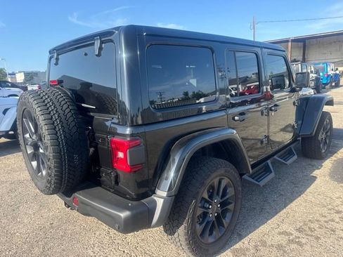 Used 2025 Jeep Wrangler Unlimited Sahara AWD/4WD image 5