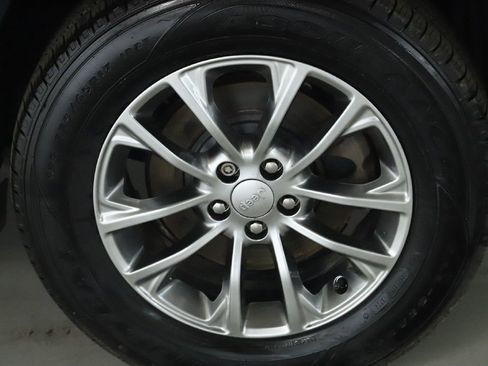 Used 2019 Jeep Cherokee Latitude Plus w/ Cold Weather Group image 39