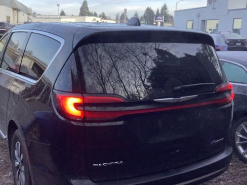 Used 2023 Chrysler Pacifica Limited image 3