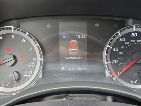 Used 2020 Toyota Highlander LE AWD/4WD image 11