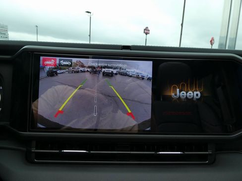 Used 2024 Jeep Wrangler Unlimited Rubicon w/ Technology Group image 28