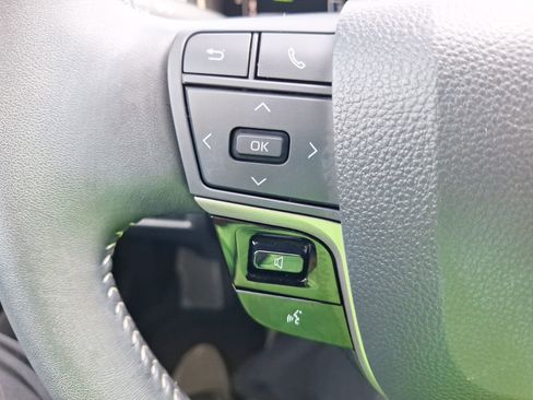 Used 2025 Toyota Camry SE w/ Convenience Package image 20