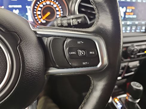 Used 2020 Jeep Wrangler Unlimited Sahara AWD/4WD image 19