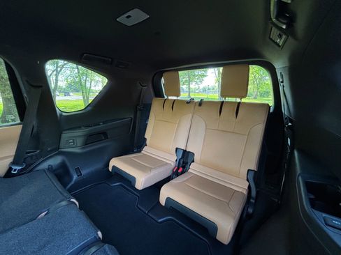 Used 2023 Lexus LX 600 4WD w/ Accessory Package (Z1) image 33