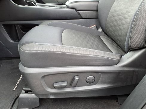 Used 2024 Nissan Pathfinder SV image 16